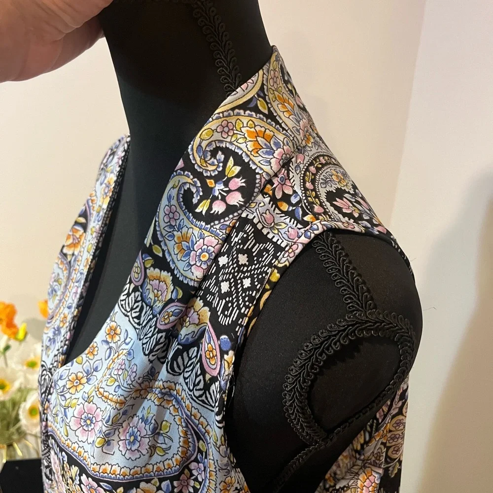 Floral & Ivy Paisley Print Sleeveless Blouse - Picture 5 of 8